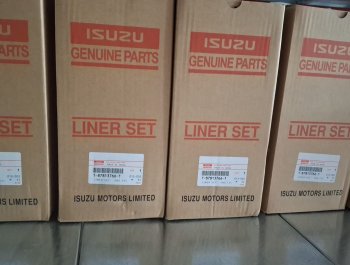 1-87813766-1 LINER SET 